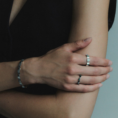 Кольцо «Казанский», белое золото 18 карат, изумруды, 2 мм 